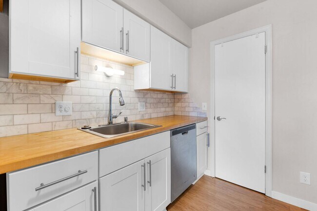 Building Photo - 6550 Delmonico Dr