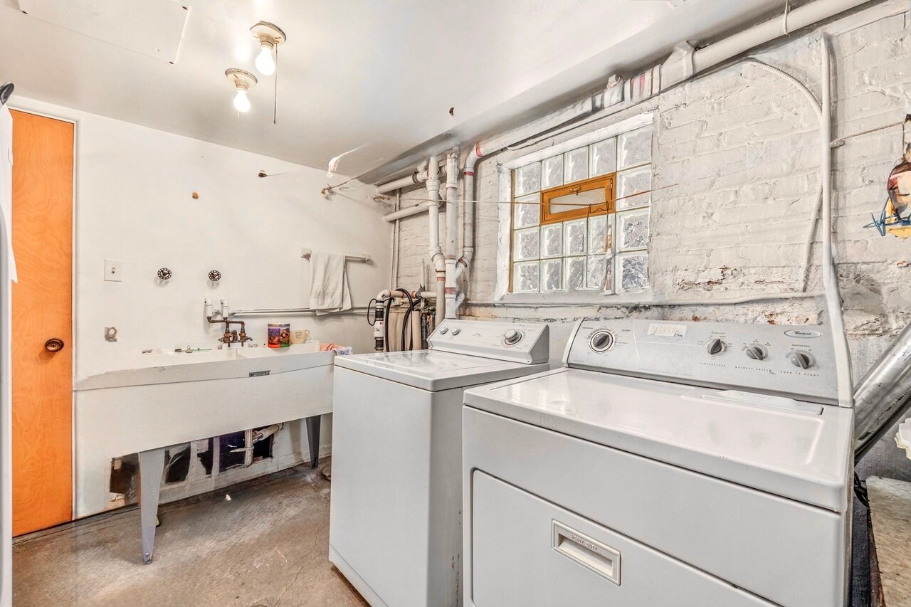Laundry - 4937 W Schubert Ave