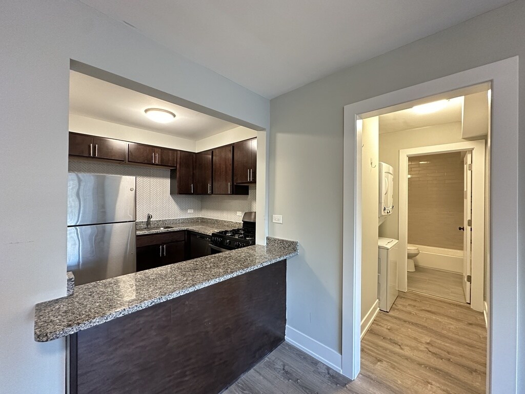 Building Photo - 533 W Surf St