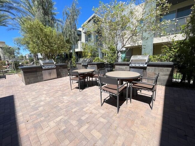 Building Photo - Carry Over Showing: This property has been...