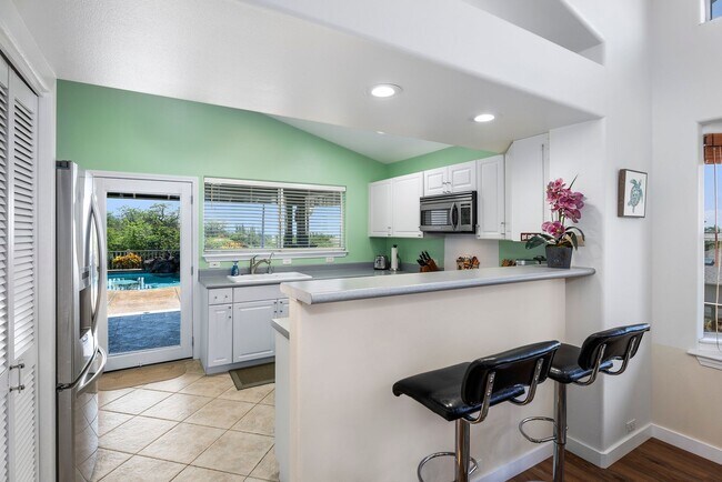Building Photo - Stunning Ocean View Home in Malulani Gardens