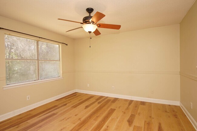 Building Photo - Central Niceville Location