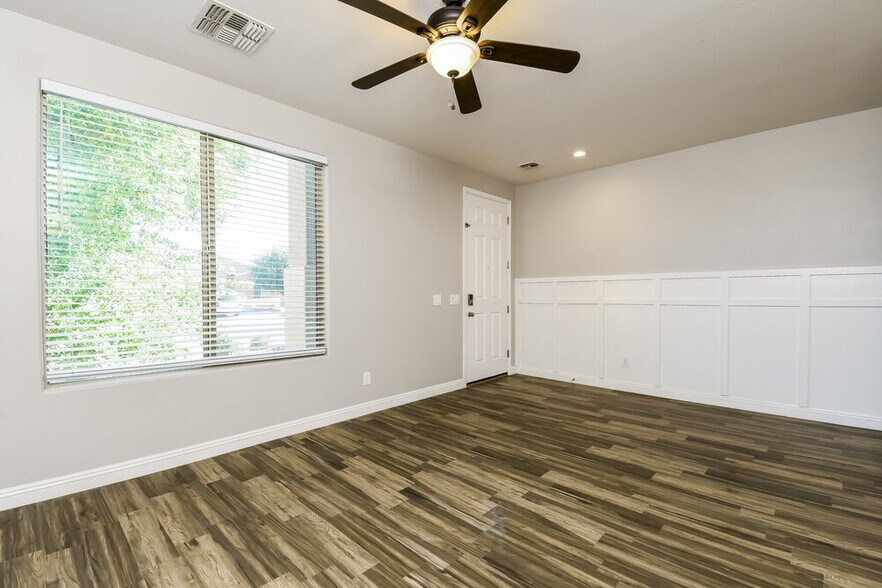 Building Photo - 1700 W Loemann Dr
