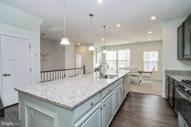 Building Photo - 5950 Etterbeek St