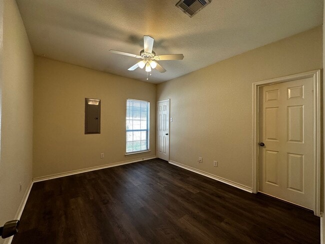 Building Photo - Spacious 5/4 House with Open Floor Plan Near Campus!
