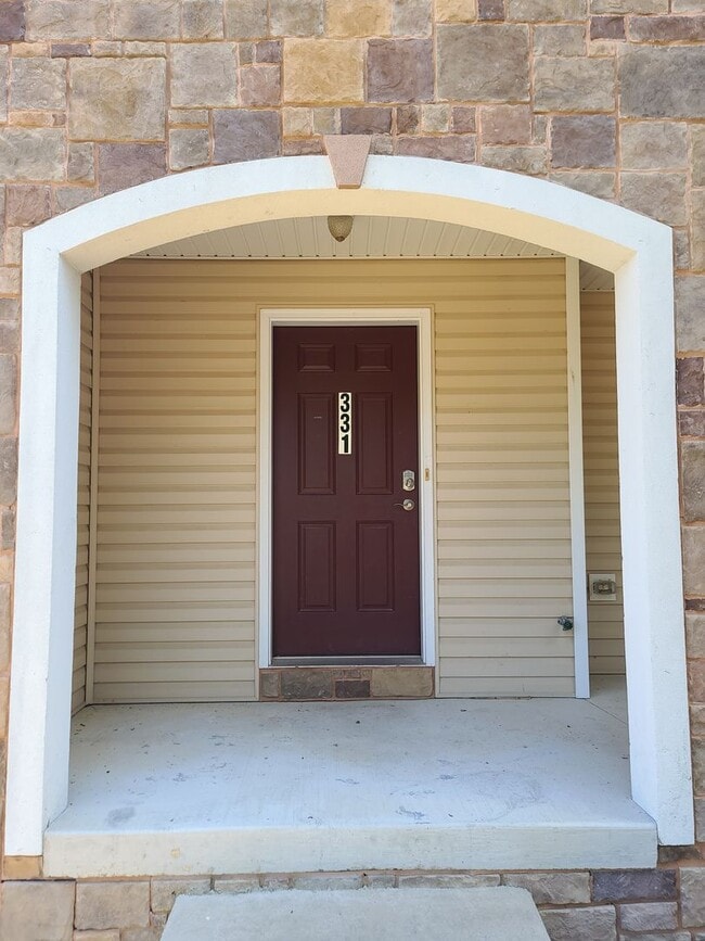 Building Photo - 3 Bedroom 2 1/2 bath end unit Townhome for Rent in Waynesboro