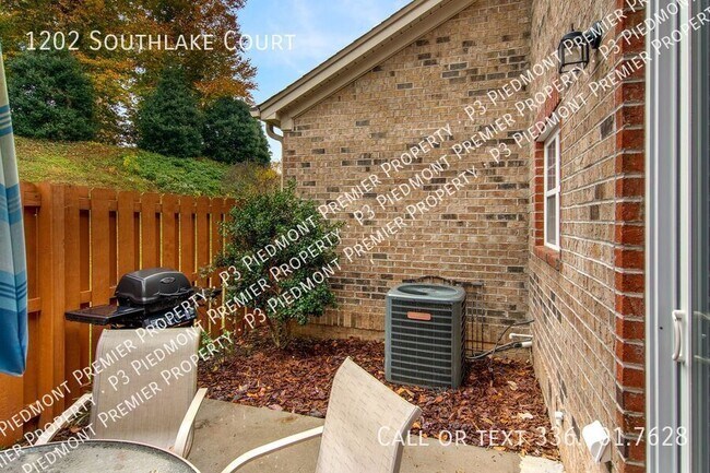 Building Photo - 1202 Southlake Ct