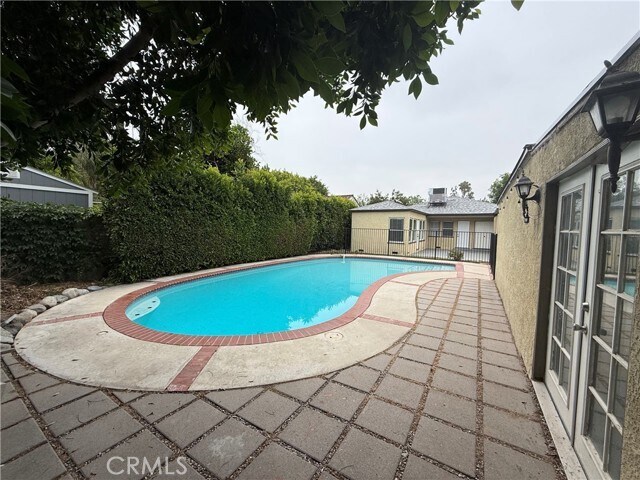 Building Photo - 527 S Orchard Dr