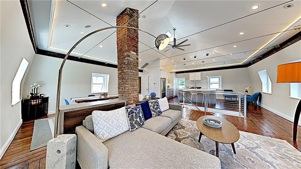 Building Photo - 21 School St