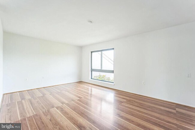 Building Photo - 5758 Village Green Dr