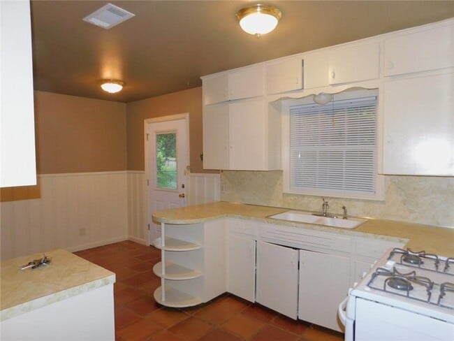 Building Photo - 1400 Berkshire Dr