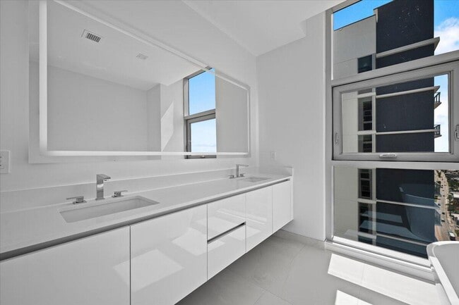 Building Photo - 220 Lake Shore Dr