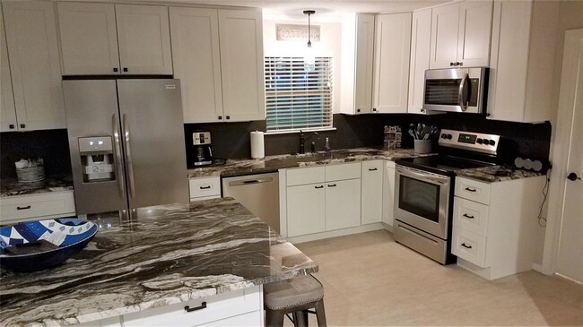 Building Photo - 2125 Island View