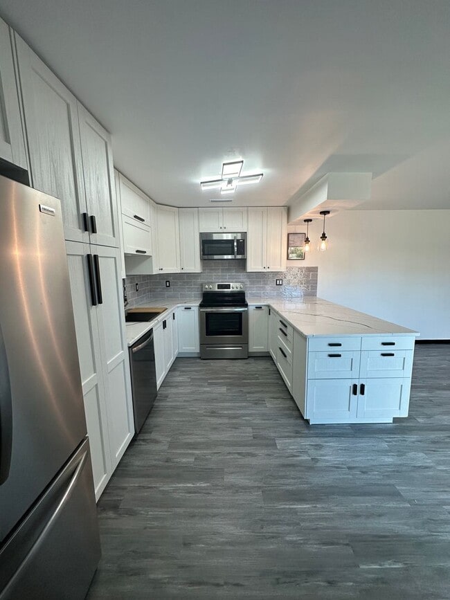 Building Photo - Luxury Newly Remodeled Condominium