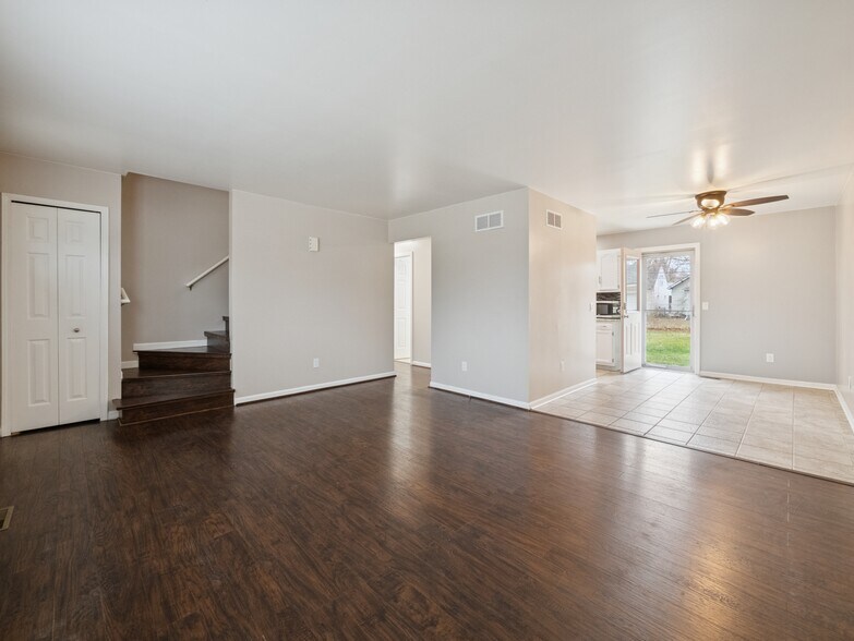 Living room/dining room - 8204 Toepfer Rd