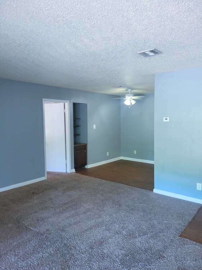 Woods 1A Living Room.jpg - AndMark Shadow Wood