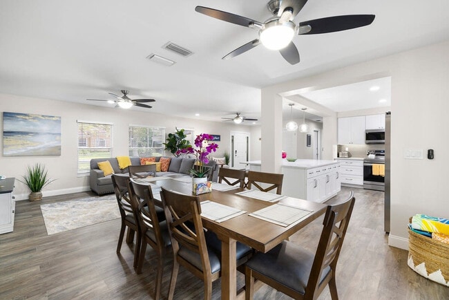 Building Photo - 802 Camelia Dr