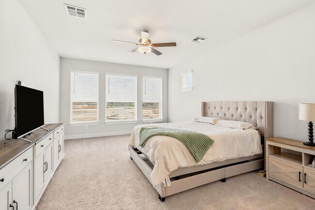 Building Photo - Elegant Living with Space to Spare | 4 Bed • 3.5 Bath