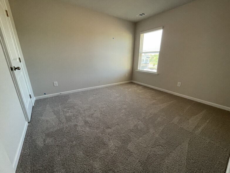 Building Photo - 9 Pineview Dr