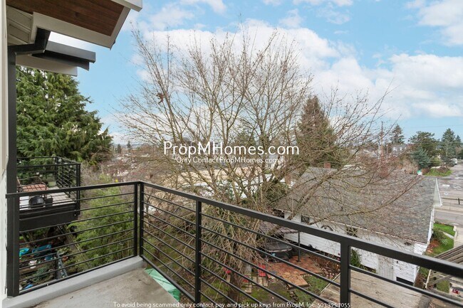 Building Photo - Two Bedroom Modern Oasis with Stunning Views & Designer Finishes