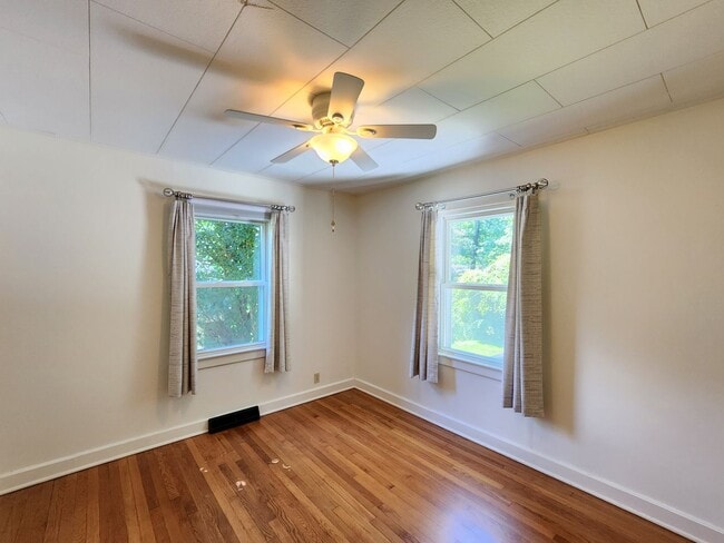 Building Photo - LOCATION! Close to Downtown Black Mountain