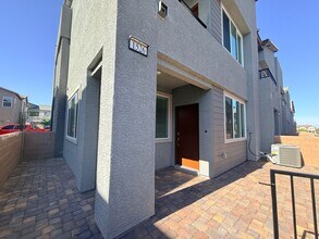 Building Photo - Brand new, never-lived-in Lennar corner end-unit townhome offering exceptional natural light thro...