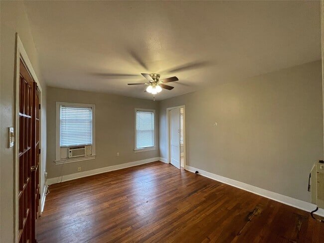 Building Photo - 4221 Lamar St