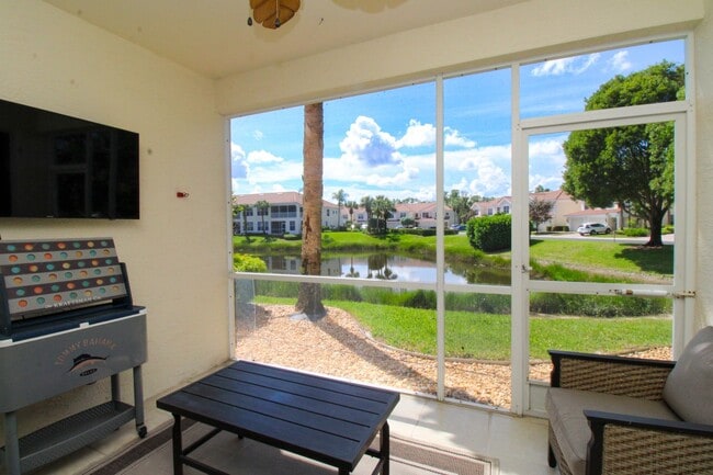Building Photo - ** SPACIOUS 3 BED/2 BATH COACH HOME WITH T...