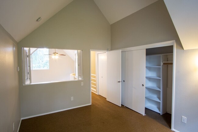 Building Photo - Spacious Lake Oswego 2Bdr w/Fireplace, Dishwasher, W/D, & Balcony!