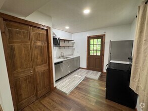 Building Photo - 1032 Moseley Dr