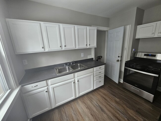 Building Photo - 931 Helmsdale Rd