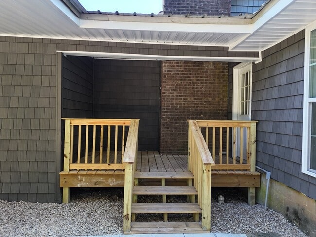 Building Photo - 171 Longwood Dr