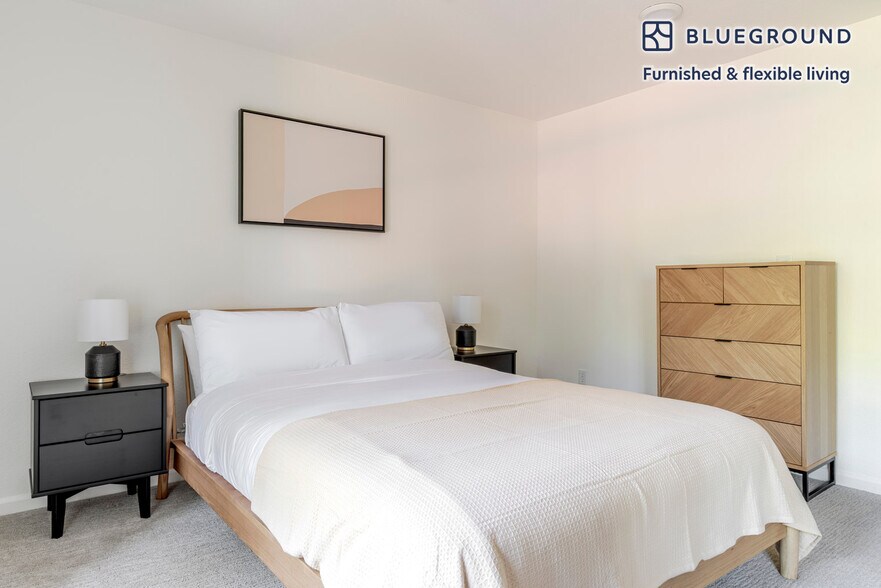 Building Photo - 1220 N Fair Oaks Ave