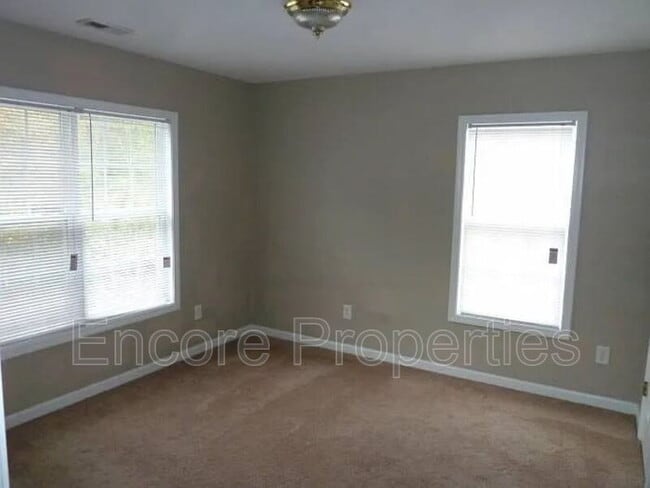 Building Photo - 2004 Hart St