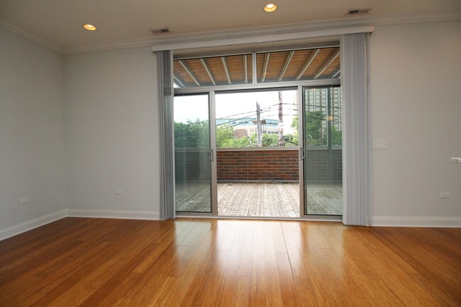 Building Photo - 1609 W Warren Blvd