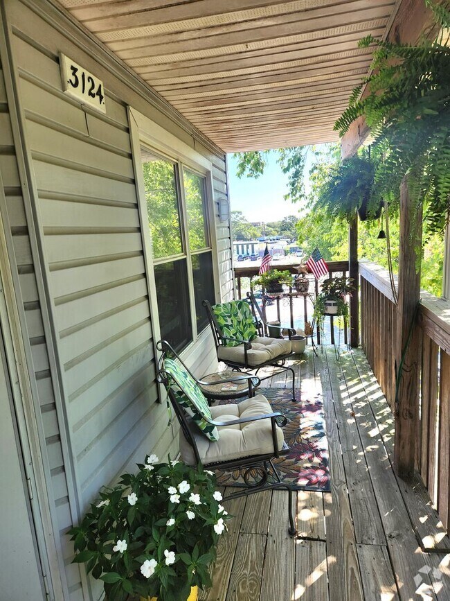 Building Photo - Top floor, corner unit condo off Shore Dri...