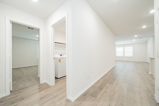 Building Photo - 2147 Thornton Dr