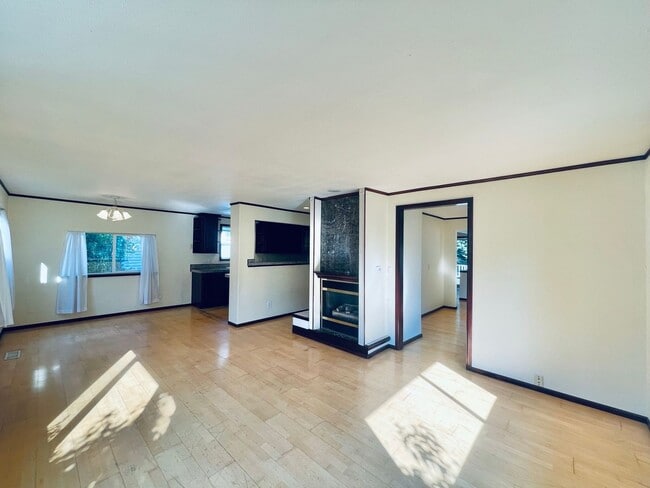 Building Photo - Massive House with Elegant Finishes in Madison Valley!