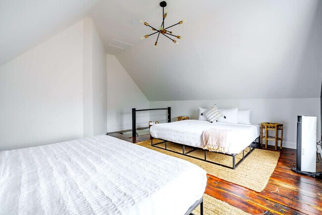 Building Photo - 96 Brickel St