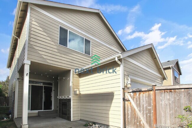 Building Photo - 3 Bed and 2.5 Bath Single-family Home Avai...