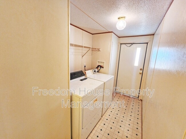 Building Photo - 3851 W Donner St