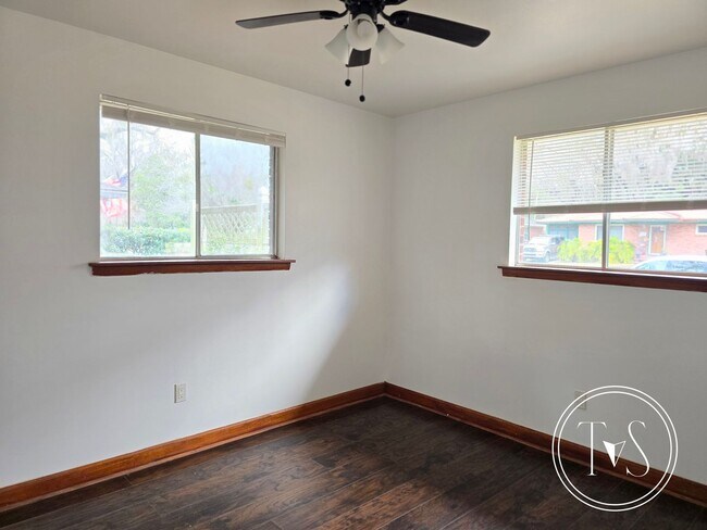 Building Photo - Charming 3-bedrooms/1-bath home in LaRoche Park