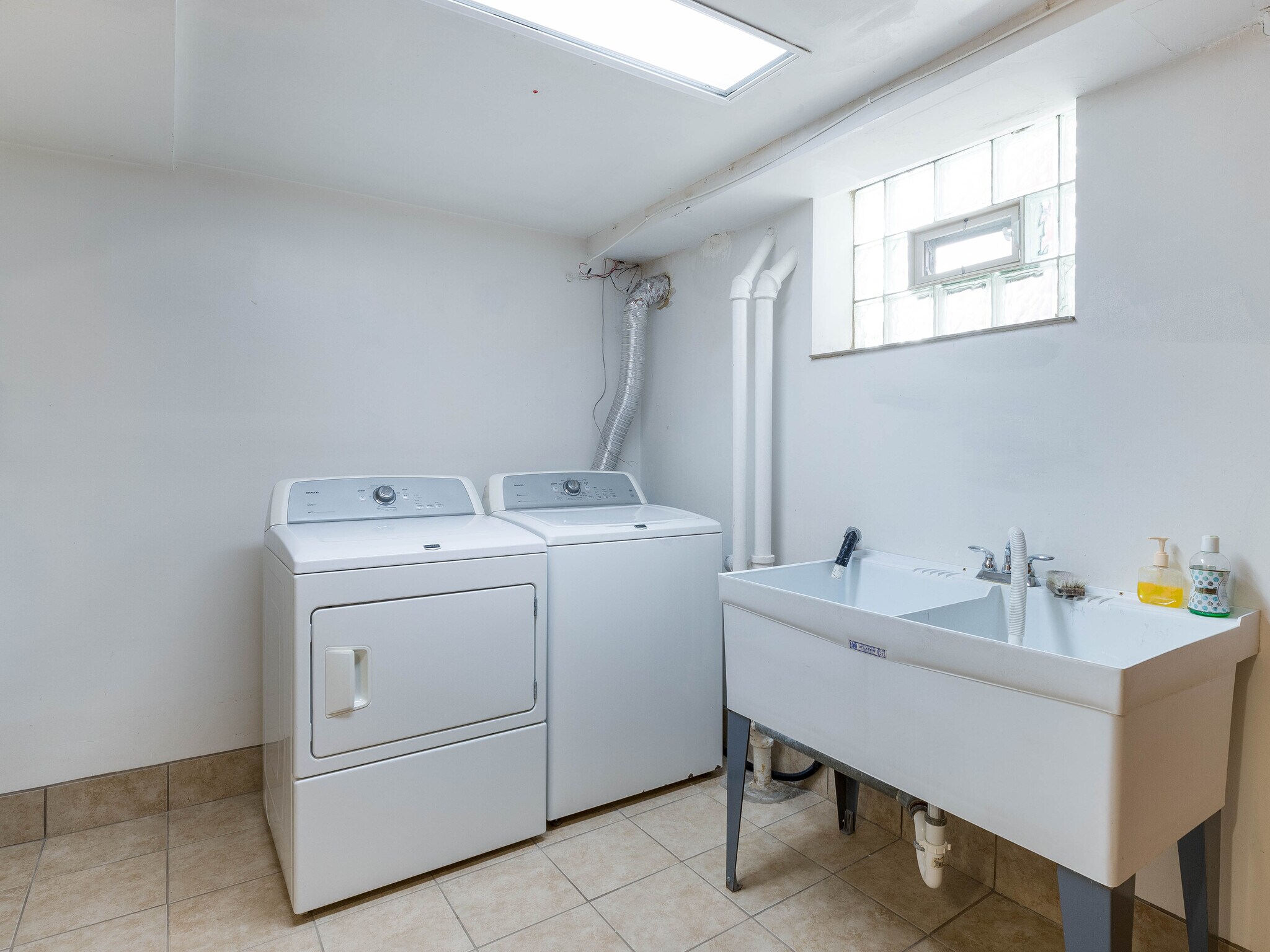 Laundry - 4053 N Plainfield Ave