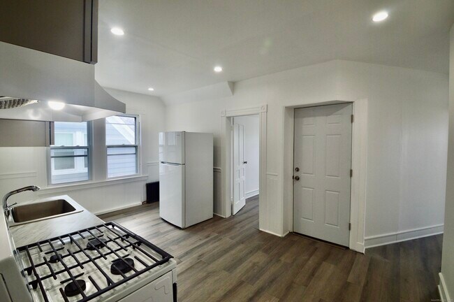 Building Photo - 161 Deacon St