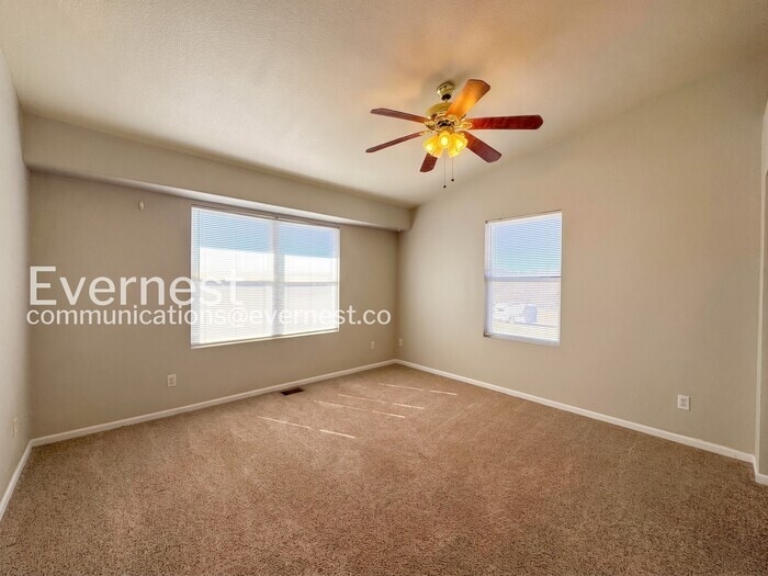 Building Photo - 2040 Oakcrest Cir