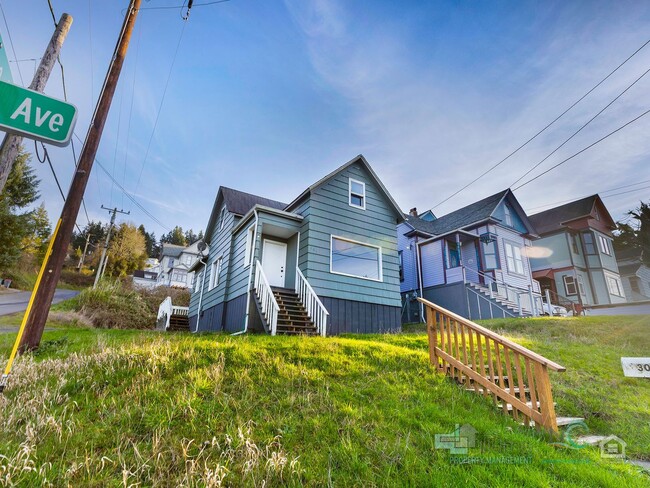 Building Photo - $500 OFF Special - Beautiful 4 Bed/1 Bath Home in Astoria