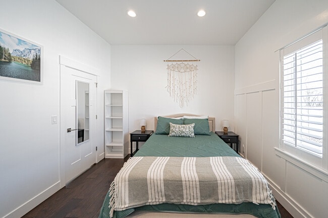 Building Photo - 949 Greenwillow Ln