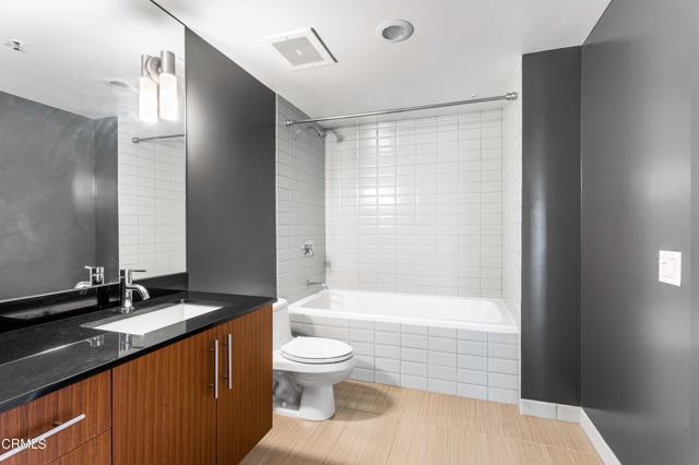 Building Photo - 530 S Hewitt St