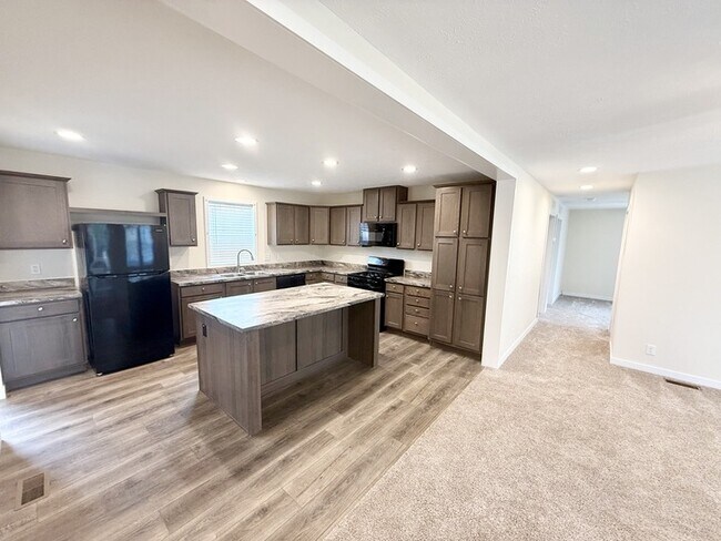 Building Photo - 9345 White Pine Ct