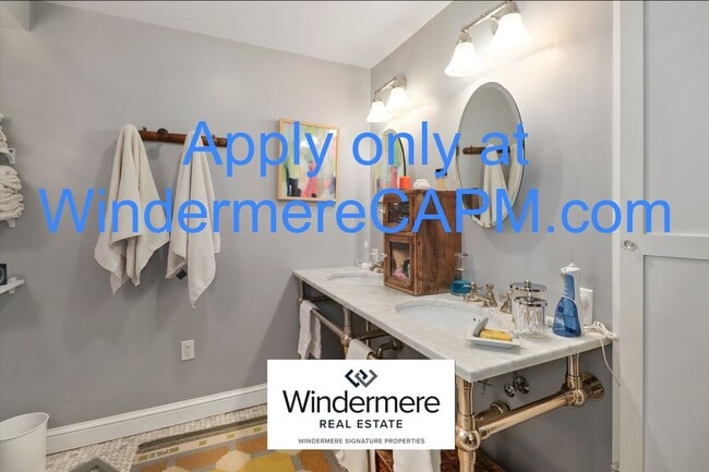 Building Photo - Stunning 5 Bed/3 Bath Home in Highly Desirable Fab Forties of East Sacramento!